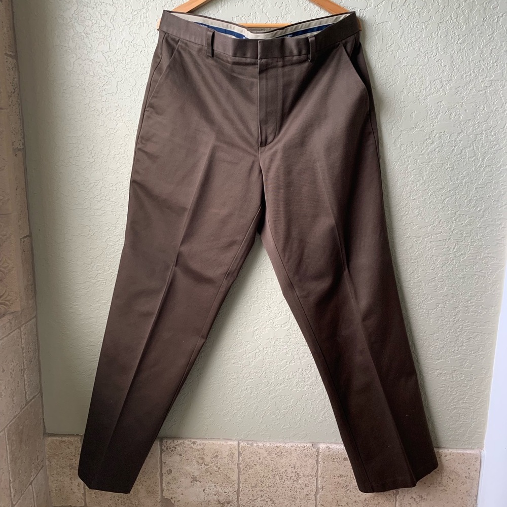 Like new, choc br flat front classic Dockers 36/32